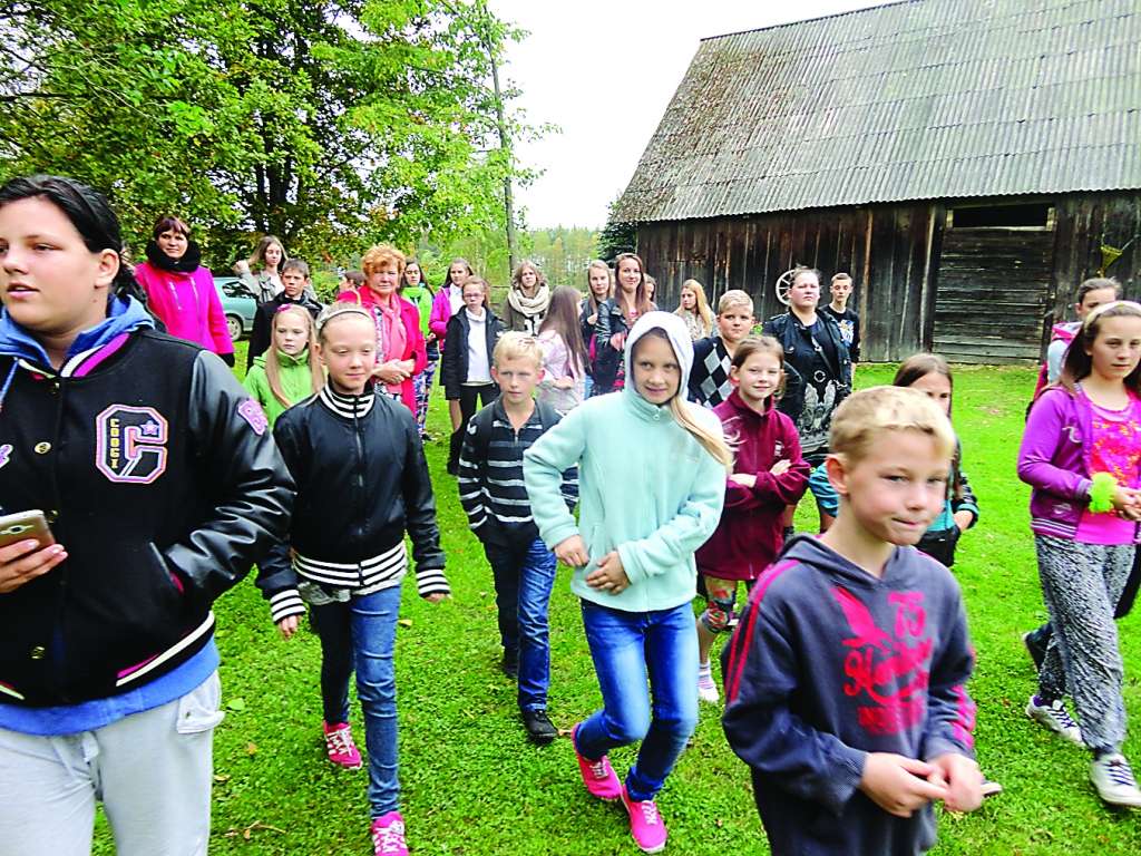 Mazpulcēni dodas iepazīties ar zemnieku saimniecības “Migliņi” mājputnu saimi un kazu ganāmpulku. 

Autors:  SILVIJA DORŠA