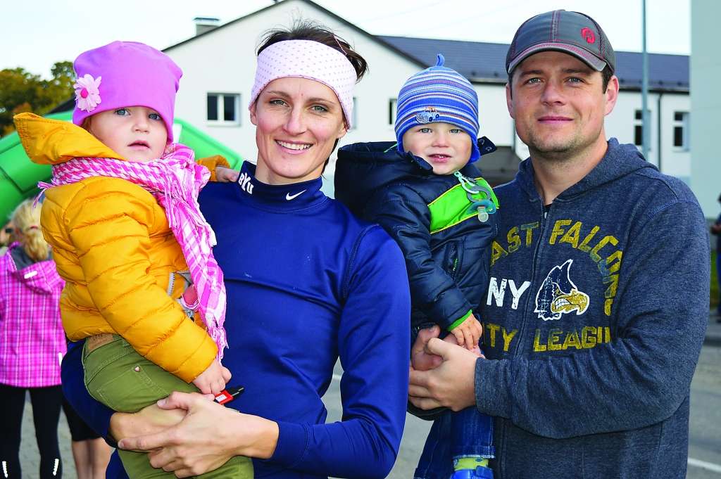Skriešanas seriāla “Tepera takas” visās kārtās piedalījās Latvijas junioru čempione šķēpmešanā launkalniete Madara Ciemiņa. Attēlā - ar saviem līdzjutējiem: meitiņu Karlīnu, dēlu Teodoru un vīru Jāni.  
Autors:  SANDRA PĒTERSONE