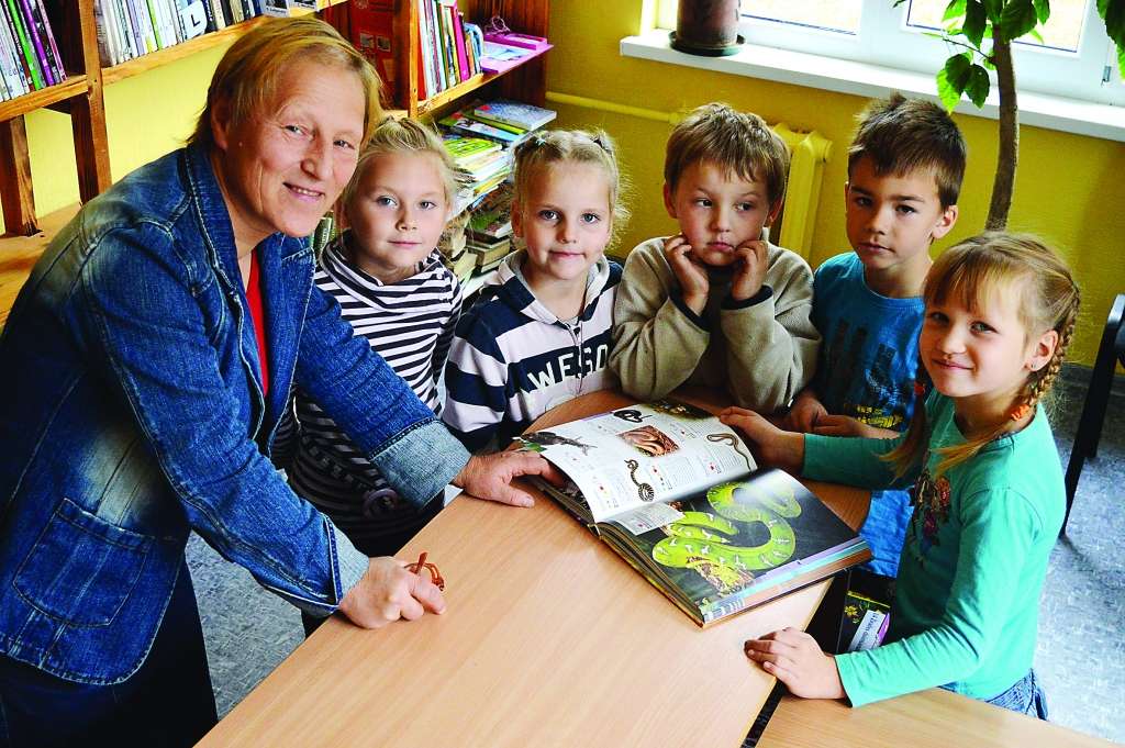 Birzuļu bibliotēkas vadītāja Vija Meistere katru piektdienu uz priekšā lasīšanas nodarbībām gaida Bilskas pamatskolas pirmsskolas izglītības “Bitītes” grupiņas audzēkņus. Izrādās, ka bērniem ļoti patīk pētīt enciklopēdijas. Bibliotekāre bērniem šo prieku neliedz.                                                                                                            
Autors: FOTO: SANTA SINKA 