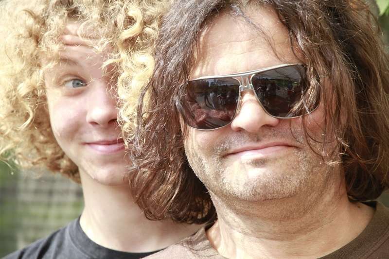 Leģendārās rokgrupas “Līvi” taustiņinstrumentālists Guntars Mucenieks šajā koncertā uzstāsies kopā ar savu dēlu, ģitāristu Henriju Mucenieku.