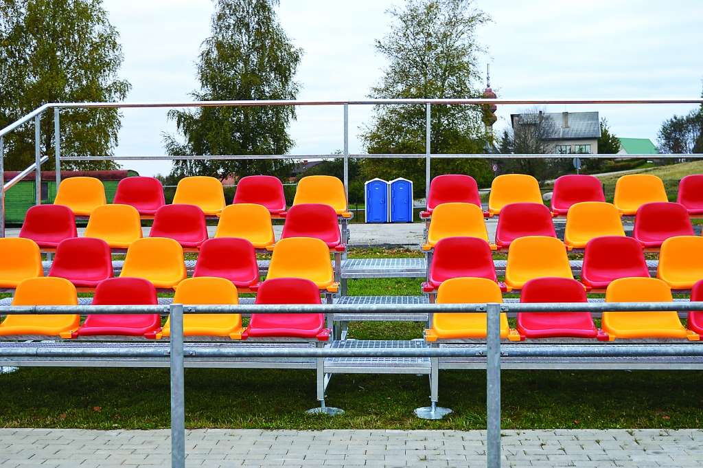 Pirmie Smiltenes stadiona jaunās tribīnes (attēlā) novērtējuši vietējā futbola kluba komandas “Smiltene/BJSS” līdzjutēji, apmeklējot  komanda.lv 1. līgas čempionāta spēles.                                                 
Autors:  SANDRA PĒTERSONE