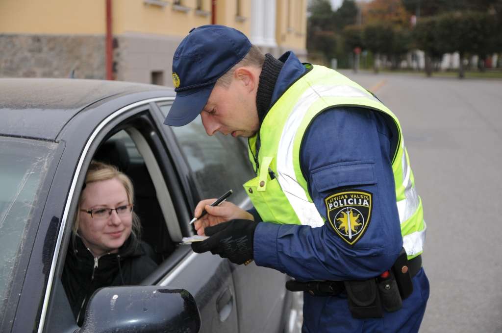 Apturētā autovadītāja Lana skaidro, ka iznākusi no veikala un steigusies pēc bērna, tādēļ aizmirsusi piesprādzēties.                                                                                                                                                                          
Autors:  AIVARS ZILBERS