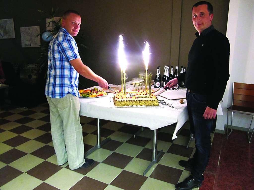 Jaunā multifunkcionālā centra atklāšanā bistro “Rozmarīns” pārstāvis Mareks Semjonovs (no kreisās) un SIA “Plangi Trans” menedžeris Einārs Visnapū sveicējus cienāja ar garšīgu mājas torti.               
Autors:   INGA KARPOVA