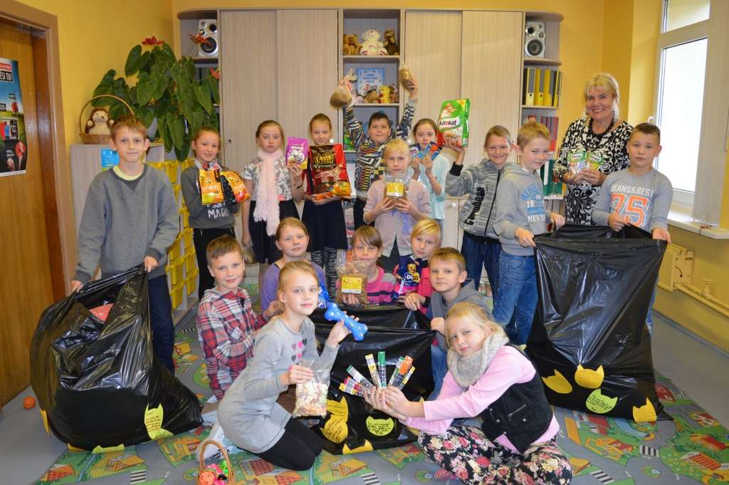 Smiltenes Trīs pakalnu sākumskolas 4.b klases skolēni un audzinātāja Anita Urbacāne “Labo darbu nedēļā” savu sirds siltumu, labās domas, barību un daudz ko citu labākai dzīvei nepieciešamu sūtīja Valmieras dzīvnieku patversmes četrkājainajiem iemītniekiem.                                                                                                              
Autors:  SANTA SINKA