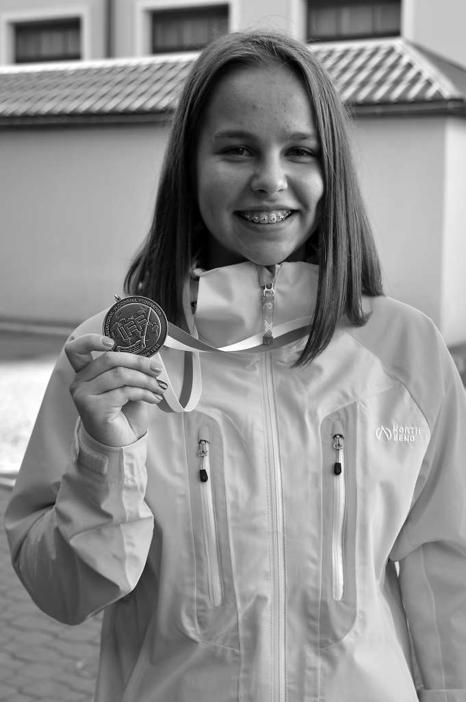 Kamēr smiltenietes Rebekas Laures klasesbiedri skolas solā apguva jauno vielu, jaunietei nedēļu prioritāte bija “EuroFloorball” kausa izcīņas turnīrs. Pūliņi attaisnojās, jo Rebekas pārstāvētā Kocēnu “Rubene” turnīrā izcīnīja sudraba medaļas.                                
Autors:   SANTA SINKA