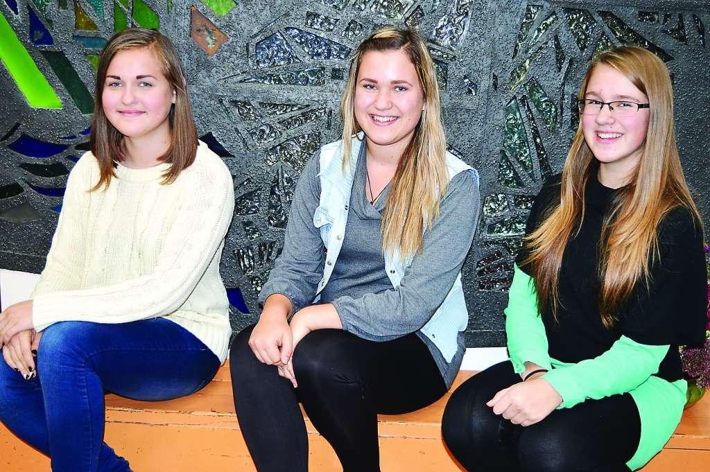 Šajā mācību gadā vēlētāju dotu “ceļazīmi” uz Variņu pamatskolas pašpārvaldi ieguvušas 9. klases skolnieces Una Selīna Muižniece (no kreisās), Rebeka Kauliņa un Evija Miķelsone.                                                                
Autors: FOTO: SANDRA PĒTERSONE 