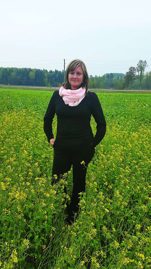 Vairākas ceturtdienas pēc kārtas skatītāji uzmanīgi varēs sekot līdzi valcēnietes Evijas Smanes gaitām šovā “Lauku sēta”.                   
Autors:   INGA KARPOVA 