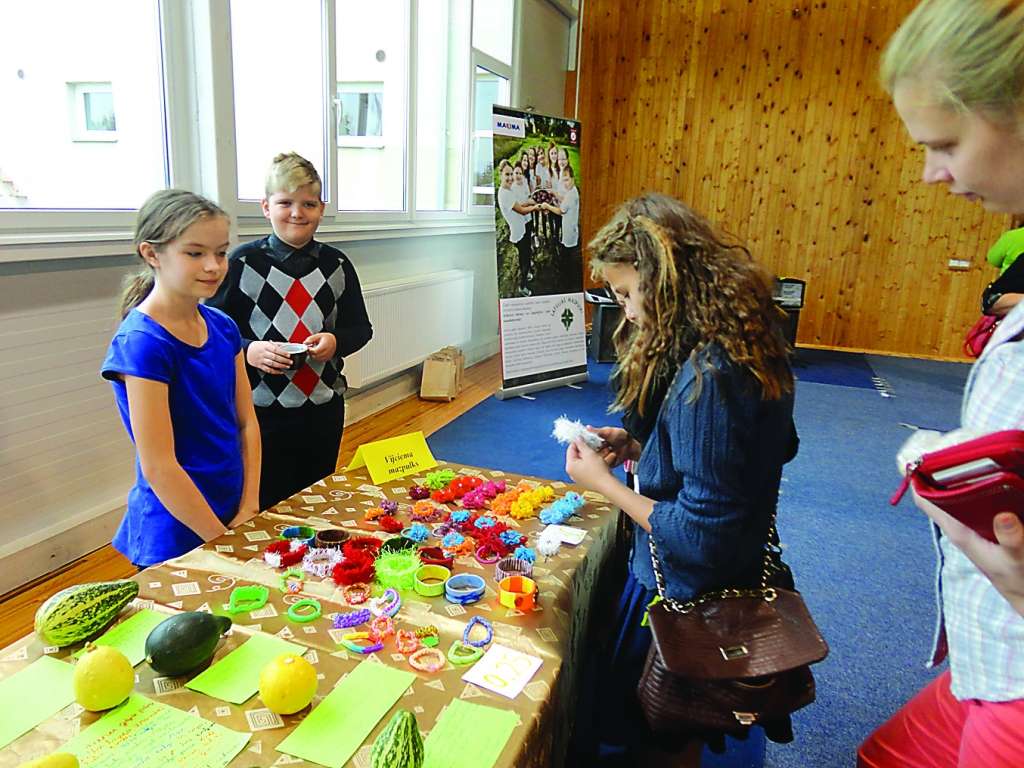 Vijciemiete Megija Kazeka piedalījās tirdziņā ar pašas gatavotām rokas un matu sprādzēm.                                                                              
Autors:  SILVIJA DORŠA