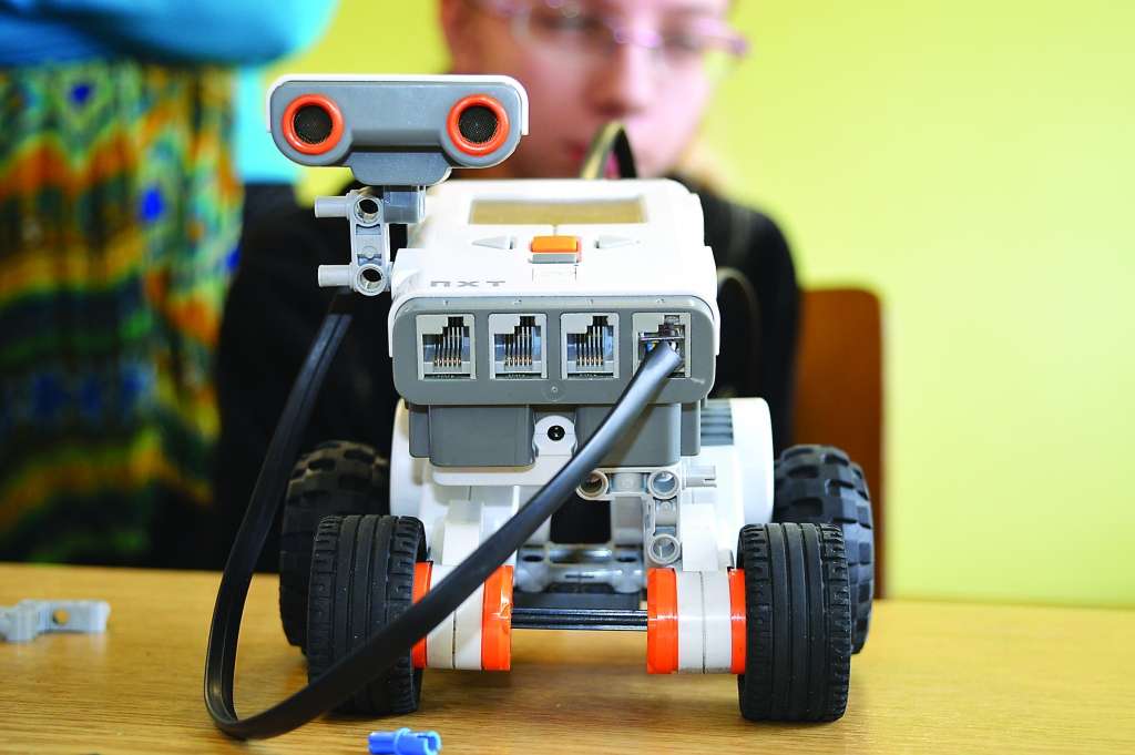 Lai bērnus iepazīstinātu ar inženierzinātni, tiem liek konstruēt robotus, klāt pievienojot sensorus.