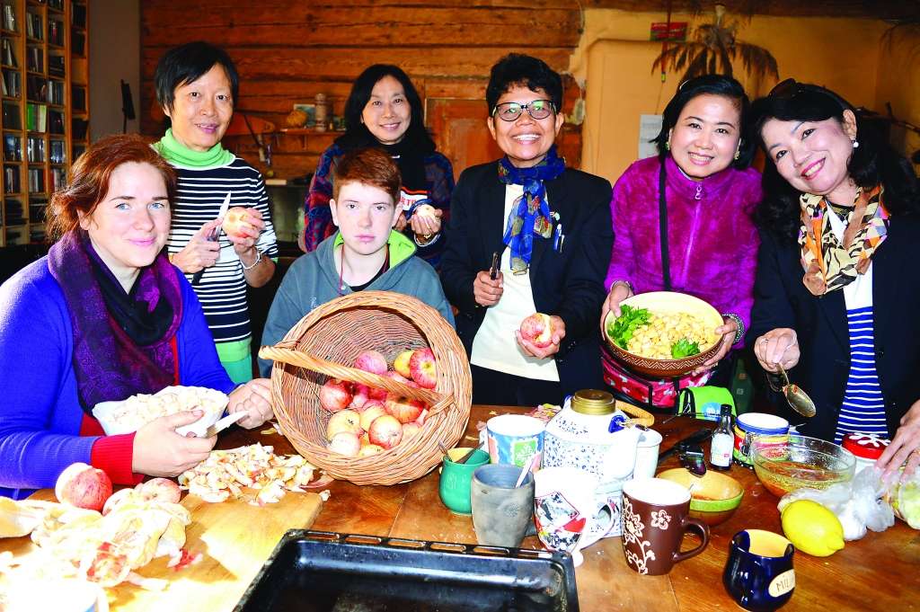 Trīs dienas Smiltenes novadā viesojās Taizemes skolotāju delegācija. “Lejas Varicēnos” ciemiņi kopā ar māju saimnieci Līgu Krūmiņu-Krīgeri (no kreisās) gatavoja katrs savas zemes ēdienus.                                                                                                                                                                               
Autors:  SANDRA PĒTERSONE