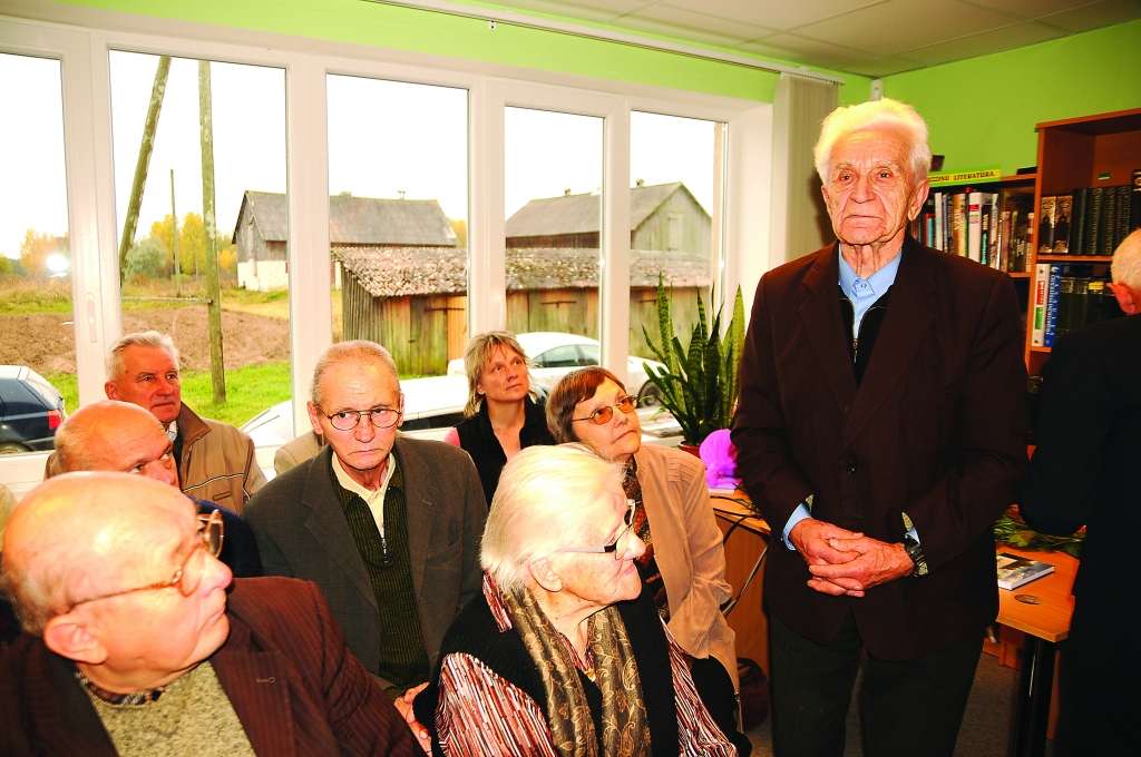 Omuļu bibliotēkā grāmatas autors Ēvalds Kivilands stāsta, ka ir rakstījis par kapiem, krogiem, bet tagad – par Omuļiem.                          
Autors:  AIVARS ZILBERS 