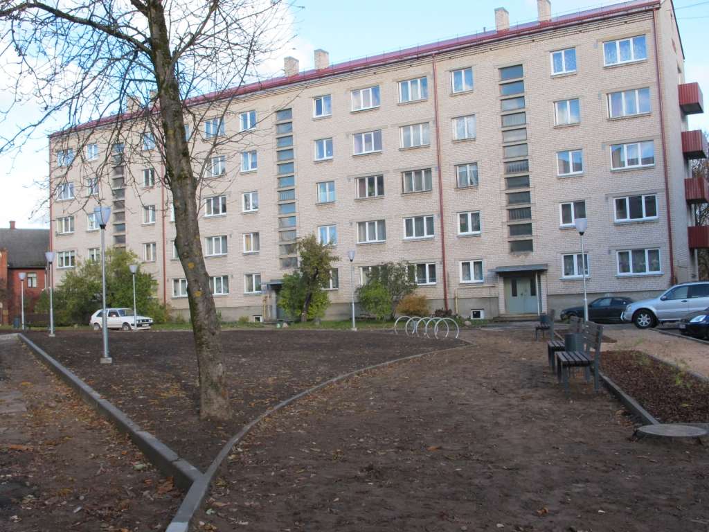 Valkā par savu māju apkārtni rūpējas ne tikai privātmāju saimnieki, bet arī daudzdzīvokļu māju iedzīvotāji. Pozitīvs piemērs ir triju daudzdzīvokļu māju iemītnieki, kuri nebaidījās izaicinājumam un sakārtoja savu kopīgu atpūtas vietu.                                                                                                                                                                  
Autors:  INGA KARPOVA