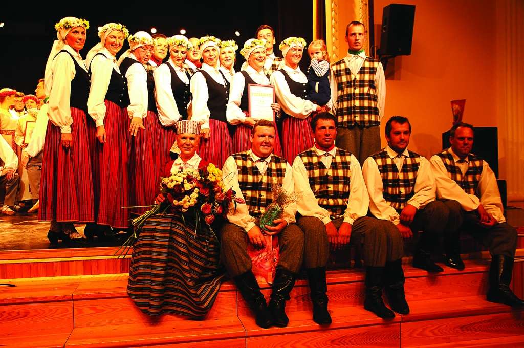 Vidējās paaudzes deju kopas “Aija” turpmākais liktenis izšķirsies pēc nedēļas.                                  
Autors:  ALDIS DUBĻĀNS