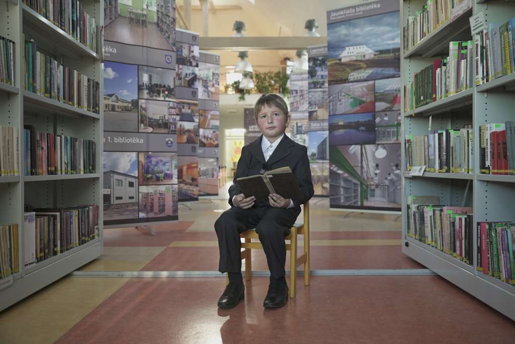 Jaunklidža bibliotēkā pirmklasniekam Intam Andrejevam gadījās lasīt ļoti nozīmīgu grāmatu – par Latvijas valsts pasludināšanu.                                                                                                                                                  
Autors:  MĀRTIŅŠ SUDRABS