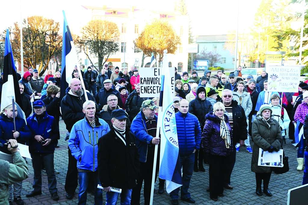 Valgā pie kultūras centra uz mītiņu pret patvēruma meklētājiem bija sapulcējušies vairāk nekā 100 dalībnieku.                                            
Autors:  AIVARS ZILBERS
