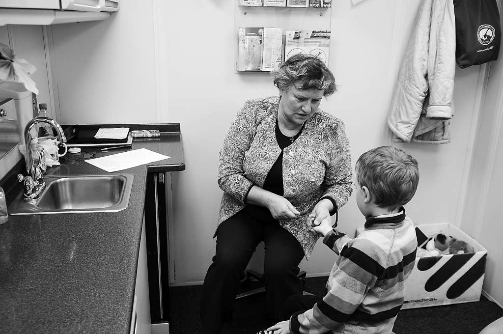 Neiroloģe Lolita Budņika secina, ka pacientiem Valkā nopietnas veselības problēmas nav konstatētas.                                                      
Autors:  ALDIS DUBĻĀNS