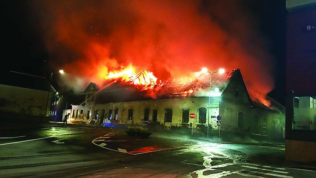 Kad pie ēkas piebrauca Latvijas ugunsdzēsēji, jumts jau dega ar atklātu liesmu.               

Autors:  NO ZANES HAIDES ARHĪVA