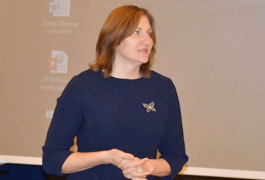 Piena pārstrādes uzņēmuma A/S “Smiltenes piens” valdes priekšsēdētāja Ilze Bogdanova atklās kā piena nozares dalībniekiem ne visai labvēlīgajā situācijā augt un mainīties kopā ar tirgu.
Autors: Sarmīte Ozola