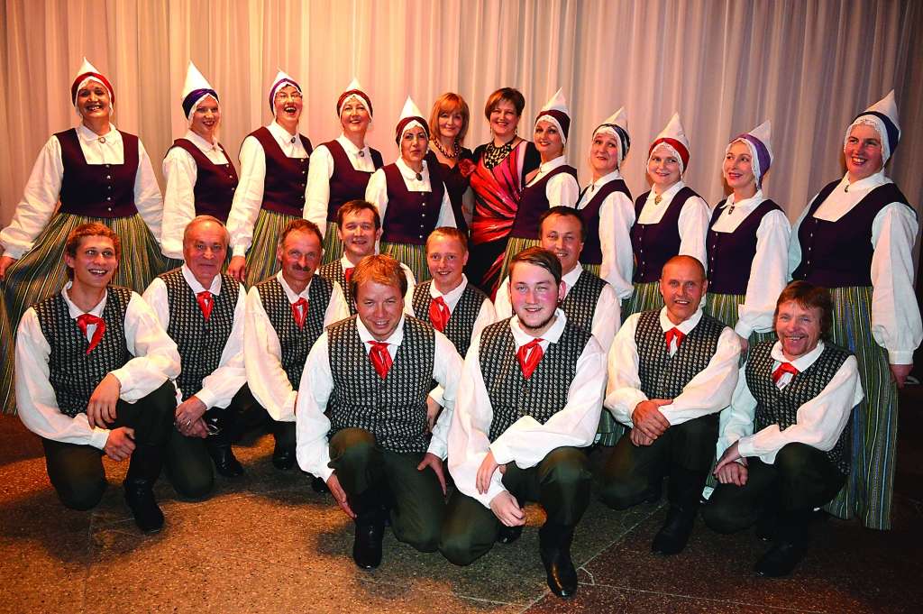 Sestdien 15 gadu jubileju nosvinēja Variņu pagasta vidējās paaudzes deju kolektīvs “Varis”. Kolektīvu 10 gadus vada Laila Legzdiņa (otrajā rindā vidū pirmā no labās, blakus - Variņu tautas nama vadītāja Velta Elstiņa).                                                                            
Autors: FOTO: SANDRA PĒTERSONE 