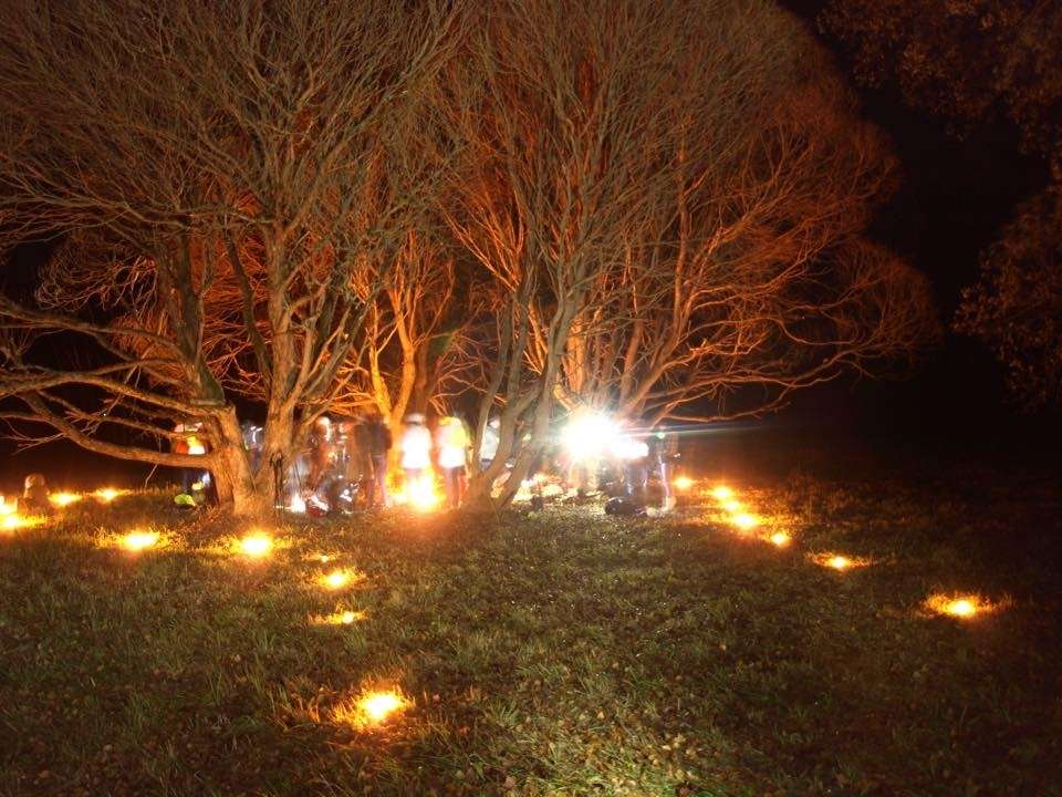 Tumsa allaž ir bijusi mazliet biedējoša, taču ne oktobra pēdējā vakarā, kad Smiltenes novada Tūrisma informācijas centrs kopā ar lieliem un maziem smilteniešiem devās ar jokiem pie spokiem.              
Autors:   NO PERSONĪGĀ ARHĪVA