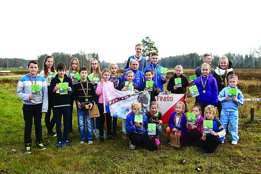 OK “Azimuts” vadītājs Aldis Lapiņš 40. jubilejas sezonas noslēgumā kopā ar labākajiem jaunajiem censoņiem. 
                                                                                                                                                                                      
Autors:  SANTA SINKA