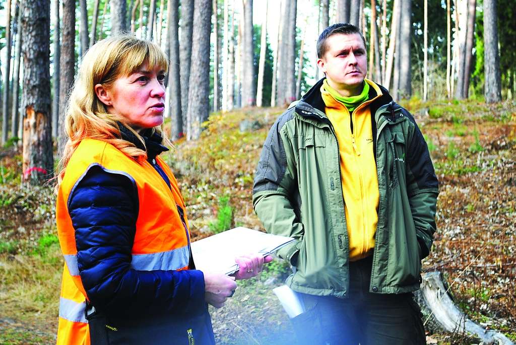 Akciju sabiedrības “Latvijas valsts meži” pieredzē par pakāpeniskajām un izlases cirtēm Smiltenes piepilsētas mežos dalījās  uzņēmuma struktūrvienības “LVM Mežsaimniecība” Austrumvidzemes reģiona plānošanas vadītāja Gunta Dudele un Cirsmu plānošanas daļas vadītājs Ģirts Abizārs.
                                                                                                   
Autors: FOTO: SANDRA PĒTERSONE 