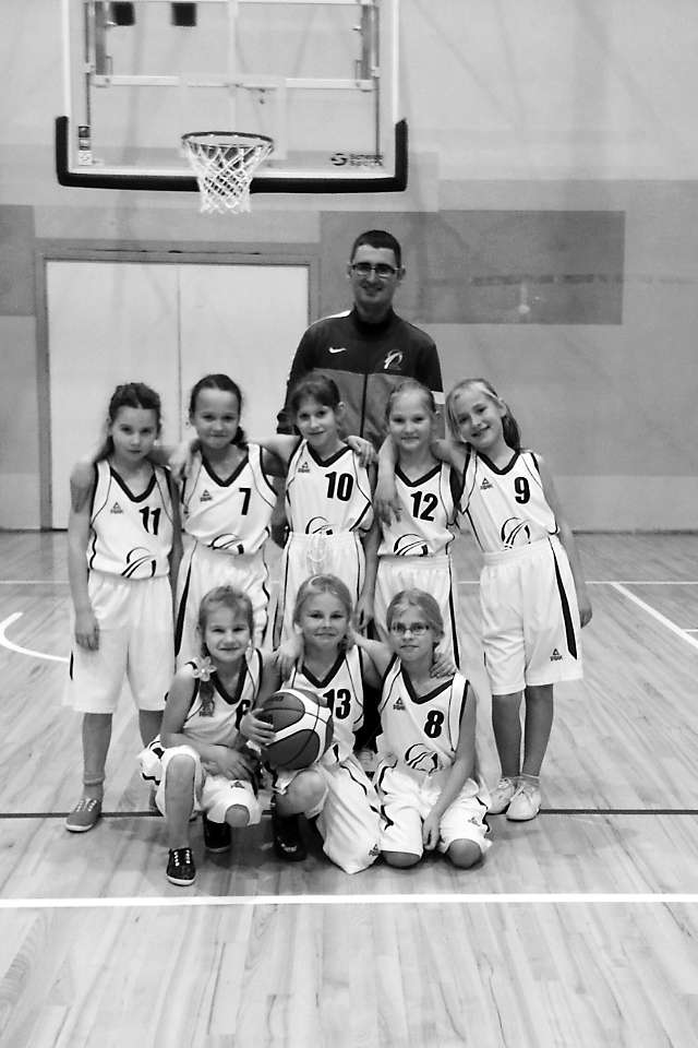 Smiltenes sporta skolas meiteņu komanda  sekmīgi startējusi basketbola turnīra “Kārums kauss” sabraukumā U-10 grupā.  Komandā spēlē Elvita Kurilika (1. rindā no kreisās), Annija Sīpola, Džeina Ikkerte, Laura Vilka  (2. rindā no kreisās), Samanta Dāboliņa, Aivita Meinerte, Evelīna Daldere, Līva Ragovska  kopā ar treneri Dzintaru Ziediņu.             
Autors:  NO PERSONĪGĀ ARHĪVA