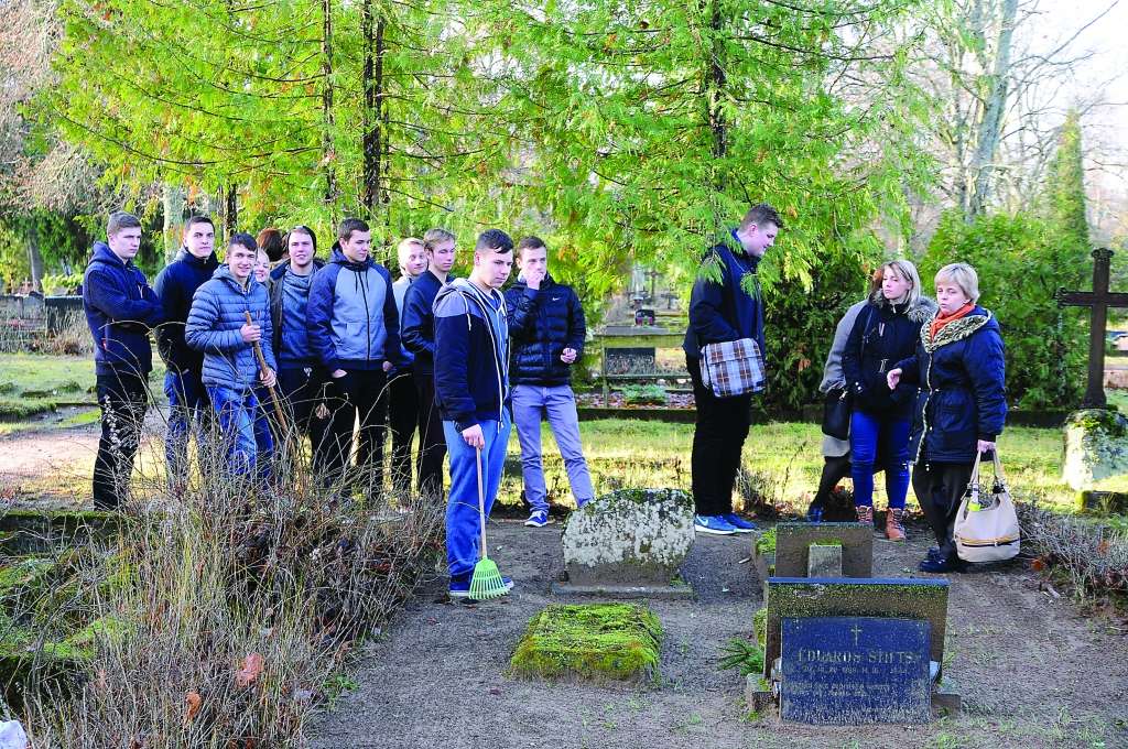Valkas ģimnāzijas 12. klases skolēni Lāčplēša dienā apmeklēja visus Lāčplēša Kara ordeņa kavalieru atdusas vietas un tur aizdedza svecītes viņu piemiņai.                                                                                                                                                                                                                                                                 
Autors:  ALDIS DUBĻĀNS