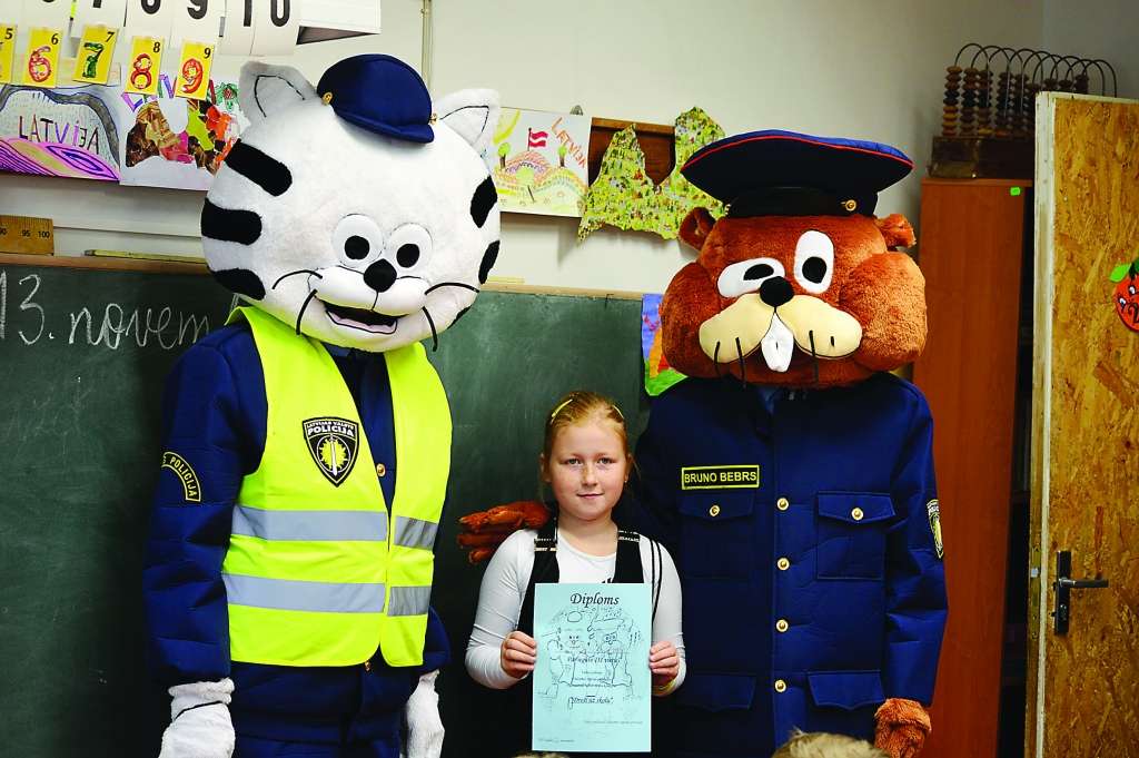 Lai apsveiktu Palsmanes pamatskolas skolnieci Elīzu Ceru ar trešo vietu Valsts policijas rīkotajā dzejoļu konkursā, skolā piektdien ieradās Runcis Rūdis un Bebrs Bruno.                                                                        
Autors:  SANDRA PĒTERSONE