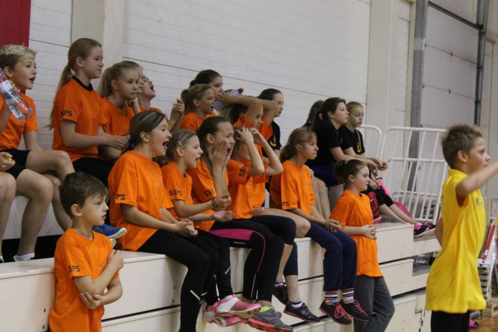 Smiltenes Trīs pakalnu sākumskola sacensībās izcēlās ar septiņām komandām un ar aktīviem līdzjutējiem. 
                                                                                                                                                                   
Autors: NO SPORTA SKOLAS ARHĪVA