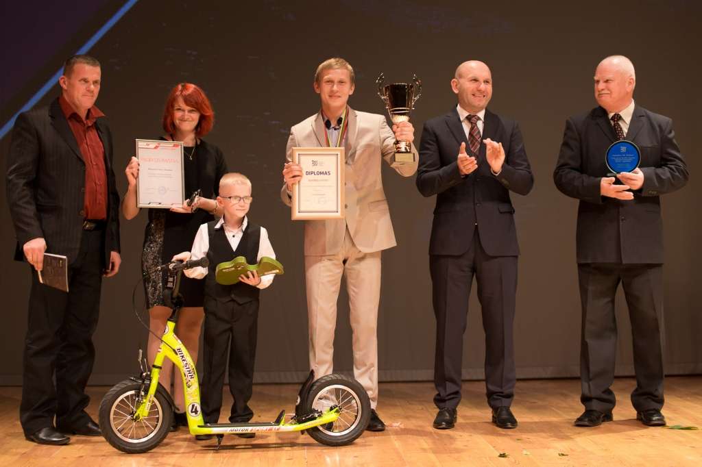 Vairis Tralla (pirmais no labās) ar lietuviešu pasniegto balvu.
Autors: PUBLICITĀTES no Mareks Dainis - [Ex] da Bass profila draugiem.lv