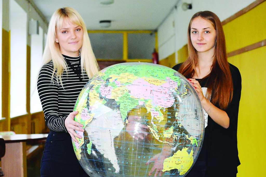 Mēs visi dzīvojam uz vienas zemeslodes, un mums ir jāpalīdz pasaulei kļūt labākai, uzskata konkursa  “Izstāsti man savu pasaules stāstu!” uzvarētāja Smiltenes ģimnāziste Zane Zeldere (no kreisās) un otrās vietas ieguvēja Laura Savicka.                                                                                                                                                              
Autors:  SANDRA PĒTERSONE