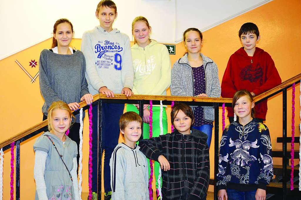Līdz ar citiem skolasbiedriem šomēnes Latvijas vēsturi mācību ekskursijā iepazina arī Variņu pamatskolas skolēni Justīne Everte (1. rindā no kreisās), Jānis Āboliņš, Kevins Gaša, Estere Āboliņa, Elīna Butka (2. rindā no kreisās), Sandis Trūlis, Laila Vagule, Monika Šķērsta un Uldis Antis Knoks.                                                    
Autors:  SANDRA PĒTERSONE