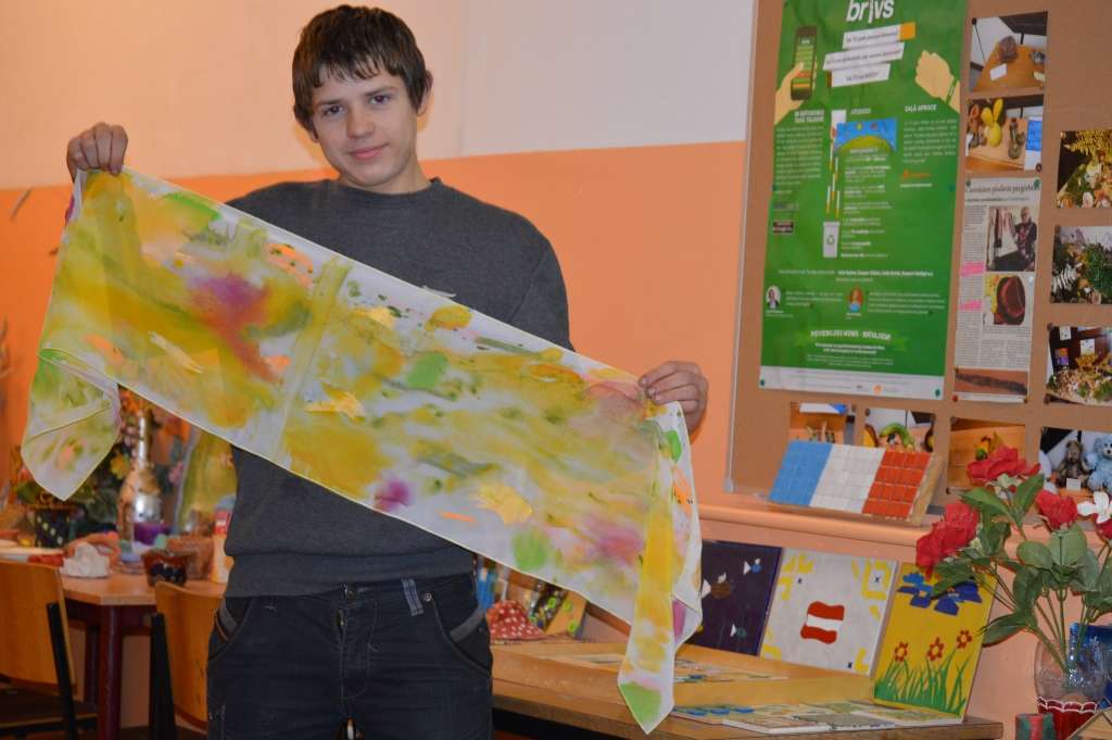 “Varbūt dāvināšu mammai, varbūt - kādai meitenei,” par to, ko tālāk darīt ar paša apgleznoto zīda šalli, spriež Variņu pamatskolas skolnieks Artis Lauss.                                                                                            
Autors:  SANDRA PĒTERSONE