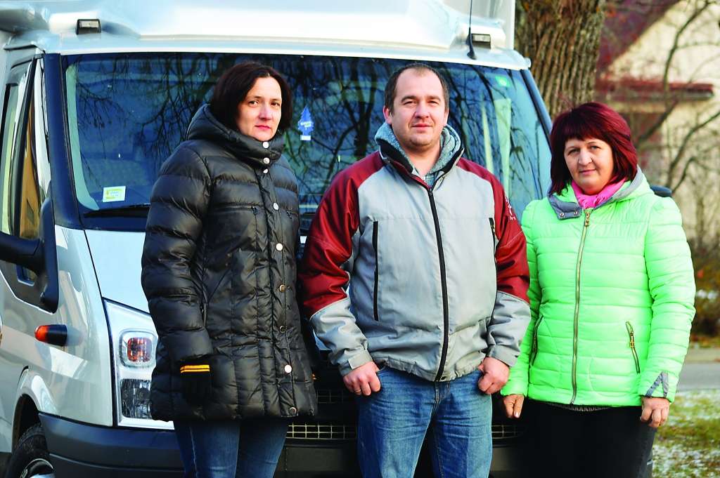 Smiltenes novads viens no pirmajiem Latvijā uzsāka sadarbību ar Latvijas Samariešu apvienību un tikko par to saņēmis atzinību. Smiltenes novadā arī pie pašvaldības klientiem uz mājām dodas samariešu Smiltenes nodaļas izbraukuma brigādes aprūpētāji Aiva Lustika (no kreisās), Armands Vīnšteins un Anita Bušmane (nodaļas vadītāja).                                                                                                                                                                     
Autors:  SANDRA PĒTERSONE