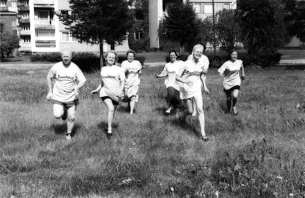 Lai arī kādi laiki ir piedzīvoti, “Ziemeļlatvijas” redakcijas darbinieki allaž pratuši saglabāt optimismu, pieņemt izaicinājumus un doties uz priekšu. No kreisās: Aivars Grinbergs, Astra Spalvēna (Nagle), Aira Vajaževiča, Ingūna Johansone (Plūme), Brigita Alkšare (Ābele), Liene Babre (Skruode)                                             
Autors:  NO PERSONĪGĀ ARHĪVA