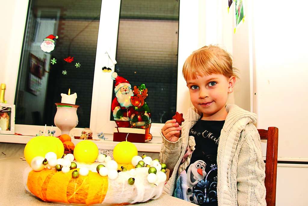 Šo svētdien, 29. novembrī, tiks atzīmēta pirmā advente, kas kristīgajā pasaulē nozīmē Ziemassvētku gaidīšanas sākuma dienu. Smiltenietes, trīsgadnieces Martas Gavares mājās pamazām tiek uzburta gada gaišāko svētku sajūta. Nama logus rotā Ziemassvētku dekori, uz galda trauciņā smaržo piparkūkas, bet svētdien adventes vainagā tiks aizdegta pirmā svecīte. Taču Martiņa tāpat kā daudzi citi mazie šajā laikā gaida arī adventes kalnedāru ar 24 durtiņām, kurā aiz katrām no tā slēpjas kāds saldums.                                                                                                                                                         
Autors:  SANTA SINKA