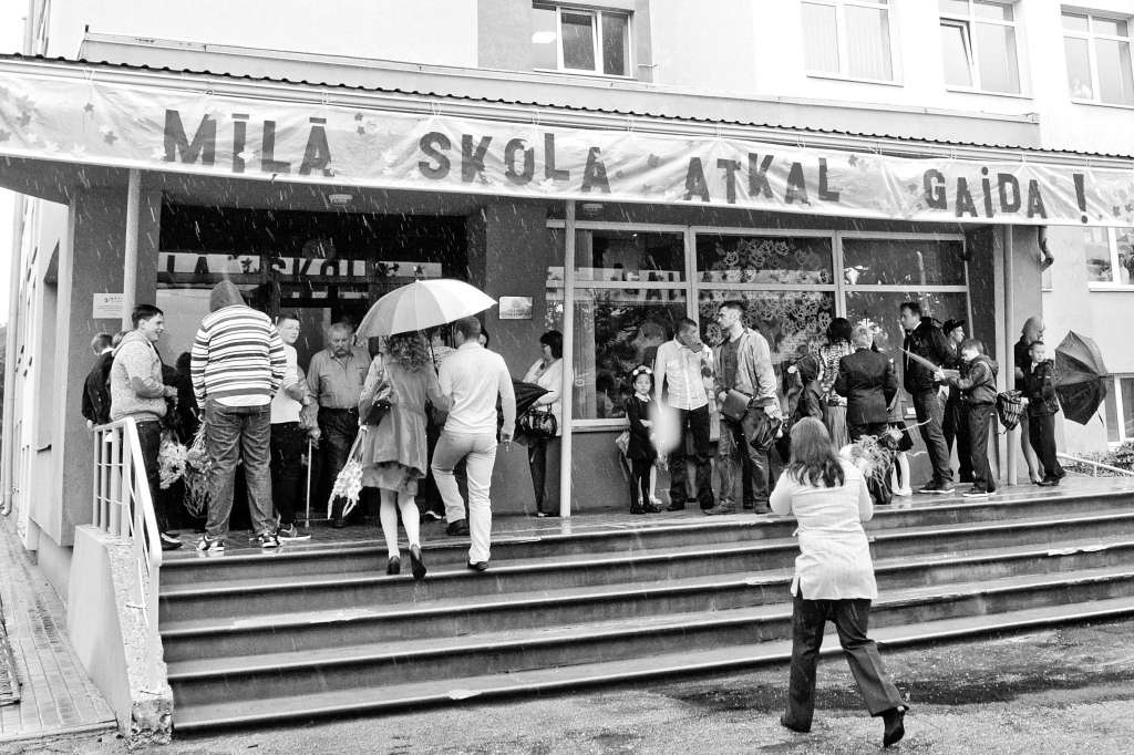 Bērnu sūtīšana skolā, lai gan pastāv citas alternatīvas, piemēram, mājmācība vai tālmācība, ir viens no izteiktākajiem Rietumu sabiedrības ieradumiem.
Autors:  Raitis Puriņš