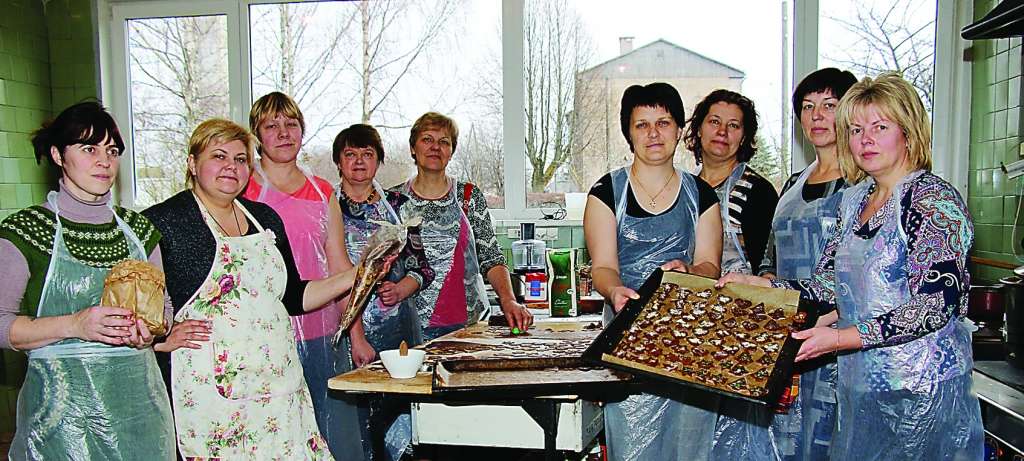 Blomes pamatskolas skolotājas kopā ar lauku mājas “Donas” saimnieci Ilzi Briedi (otrā no kreisās) piektdien skolas virtuvē cepa piparkūkas, lai vēlāk ar tām sapildītu svētku tūtas, kuras šomēnes tiks nogādātas pensionāriem.                                                                                                                     
Autors: FOTO: SANTA SINKA 