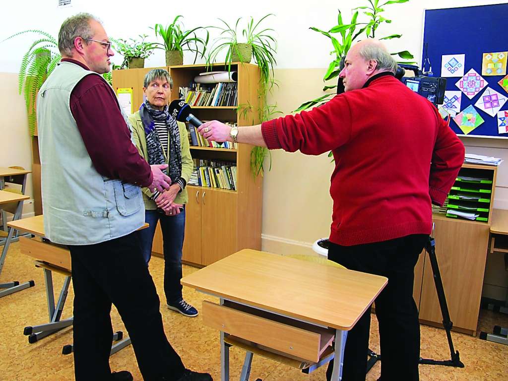 Latvijā notikušais izglītības zinātnes darbinieku streiks interesēja arī Igaunijas valsts televīziju. Piektdien Valkas ģimnāzijā sižetu veidoja Valgas televīzijas studijas žurnālists Ragnārs Konts. Viņš iztaujāja ģimnāzijas skolotājus Valdi Jerumu un Ingrīdu Hedemarku                                                                                                                
Autors:  INGA KARPOVA