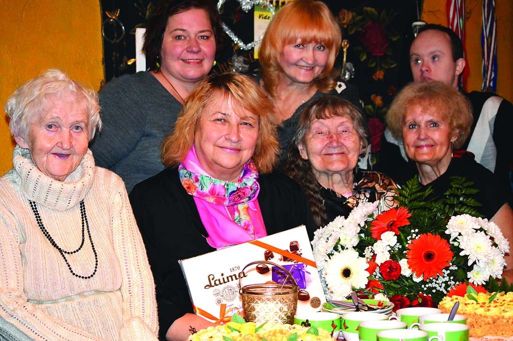 Vakar smiltenieti Alīdu Palsiņu (1. rindā otrā no labās) 102. dzimšanas dienā sveica Smiltenes pensionāru apvienības pārstāve Ženija Grima (1. rindā pirmā no kreisās), Smiltenes novada Sociālā dienesta vadītāja Anita Šteinberga (blakus) un sociālā darbiniece Arnita Freiberga (2. rindā pirmā no kreisās). Ar jubilāri kopā bija viņas meitas Laura Bogdanova (blakus) un Svetlana Kundziņa, un mazdēls Edgars Bogdanovs, kā arī citi tuvinieki. 

Autors:  SANDRA PĒTERSONE