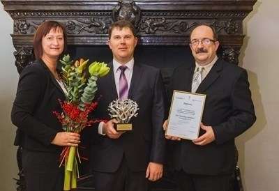 Attēlā (no kreisās): Vidzemes slimnīcas ārstnieciskā direktore Inga Ozoliņa, valdes priekšsēdētājs Uģis Muskovs un kvalitātes procesu vadības daļas vadītājs Jānis Batalauskis Kvalitātes balvas izcīnas noslēguma pasākumā Lielajā ģildē.
Autors: PUBLICITĀTES