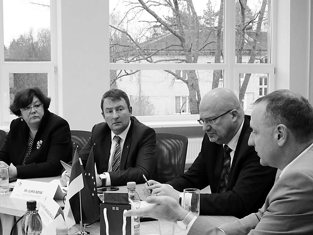 Piektdienas vizītes laikā Saeimas deputāte Nellija Kleinberga un Latvijas vēstnieks Igaunijā Juris Bone Valkas novada pašvaldības vadītājam Ventam Armandam Krauklim un Valgas pilsētas mēram Kalevam Herkam atzina, ka pēdējo gadu laikā abas pilsētas izmainījušās līdz nepazīšanai.                                                           
Autors:   INGA KARPOVA