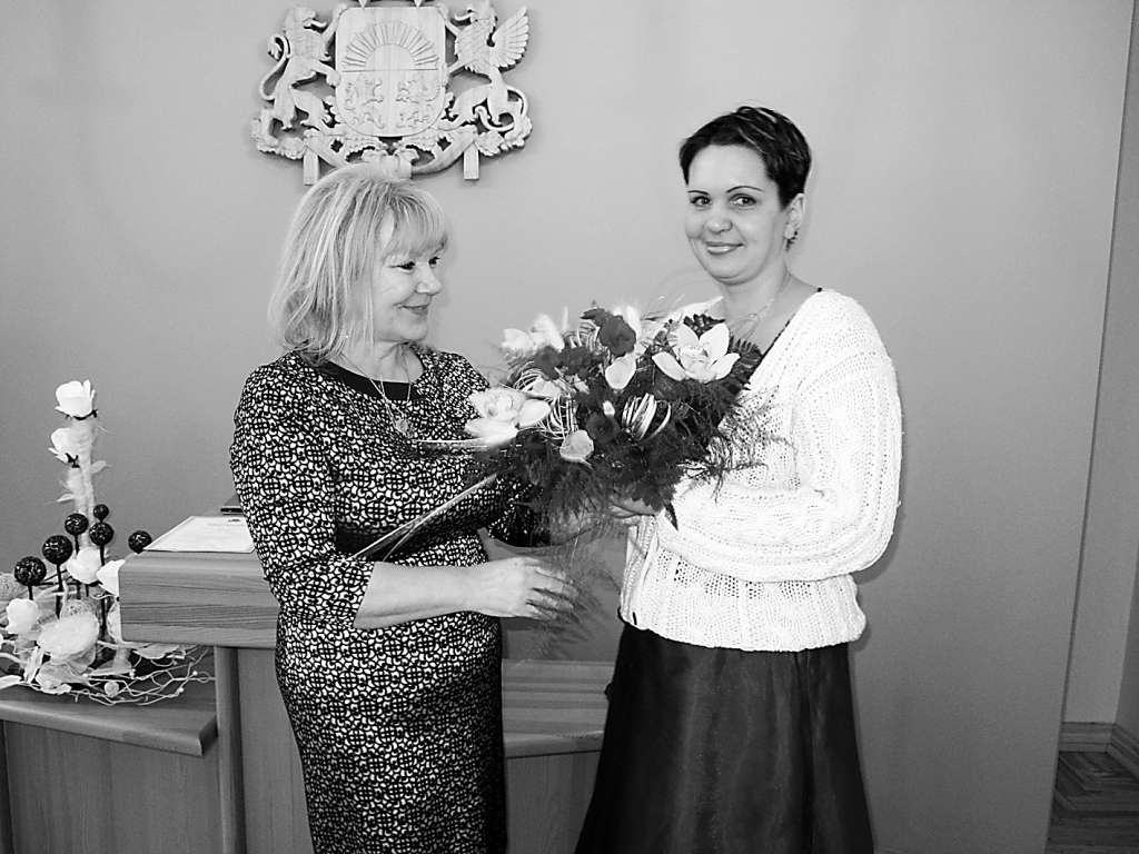 Pilsonības un migrācijas lietu pārvaldes Valkas nodaļas vadītāja Birute Pelēce (no kreisās) ir gandarīta par Sedas iedzīvotājas Gaļinas Rodičevas-Hvostkovas vēlmi naturalizēties un iegūt Latvijas pilsoņa pasi.     
Autors:   INGA KARPOVA