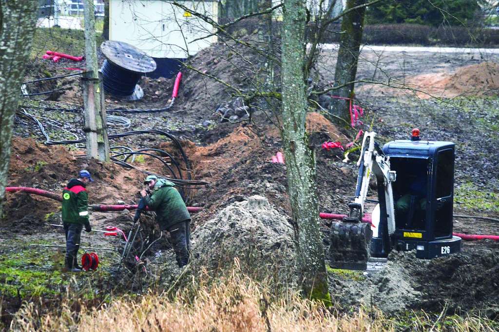 Strenčos šomēnes turpinās maģistrālās gaisvadu elektrolīnijas rekonstrukcija, pārbūvējot to par kabeļu līniju. Objektā strādā uzņēmums “Vidzemes energoceltnieks”.                                                                    
Autors:  SANDRA PĒTERSONE