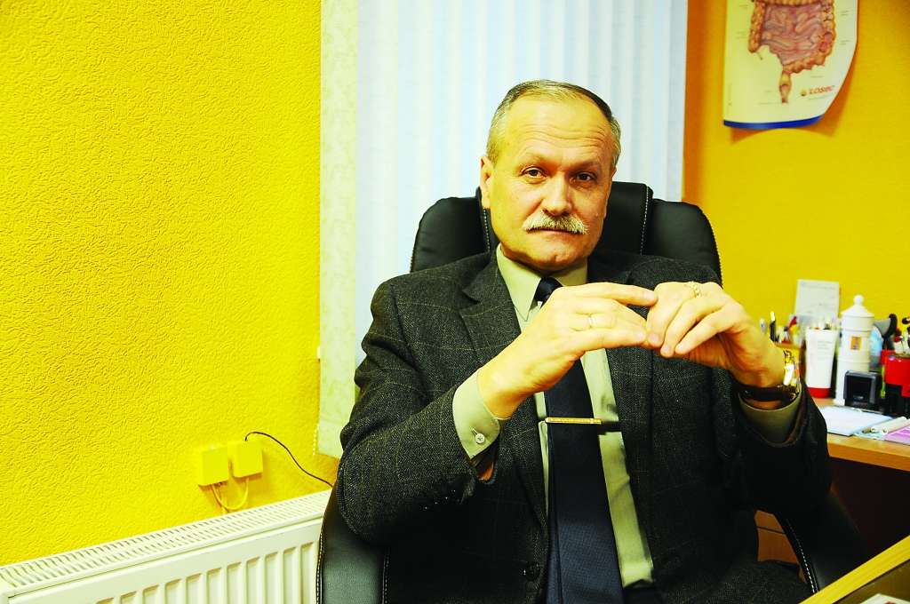 Ārsts Valdis Ķiris atzīst, ka apkārtējie viņu vārdā sauc reti, biežāk dēvē par kolēģi un ārstu, savukārt medībās sauc par prezidentu.    
Autors:  AIVARS ZILBERS