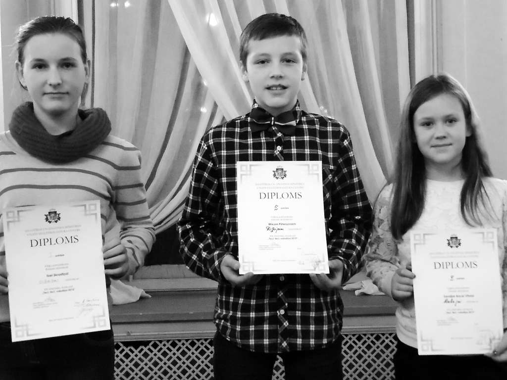 No stāstnieku konkursa fināla Rīgā mājup ar diplomiem atgriezās kārķēniete Ilze Skrastiņa (no kreisās), Miks Pētersons un Sandija Ance Vītola no Valkas pamatskolas.                                                                            
Autors:  TIJA BĒRTIŅA