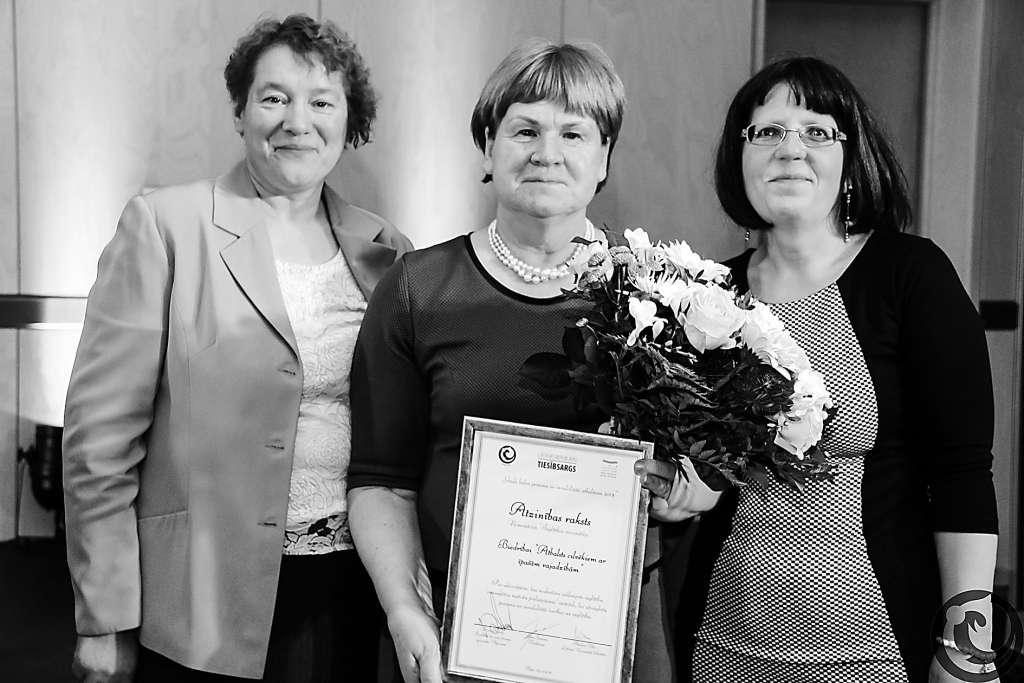 Svinīgā pasākumā “Gada balva personu ar invaliditāti atbalstam 2015” Rīgā Atzinības rakstu nominācijā “Izglītības veicinātājs” saņēma biedrības “Atbalsts cilvēkiem ar īpašām vajadzībām” valdes priekšsēdētāja Diāna Vītola (vidū), attēlā kopā ar biedrības valdes locekli Ilzi Čepanoni (no kreisās) un brīvprātīgo Aidu Krankovsku.                                       
Autors:  NO PERSONĪGĀ ARHĪVA