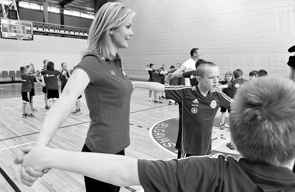 Latvijas Olimpiskās komitejas organizētajā projektā «Sporto visa klase» fiziskās nodarbības notiek biežāk nekā noteiktās divas stundas nedēļā. Šajā projektā skolēnus sportot iedvesmo populāri Latvijas sportisti, arī vieglatlēte Ineta Radeviča.

Autors:  Raitis Puriņš
