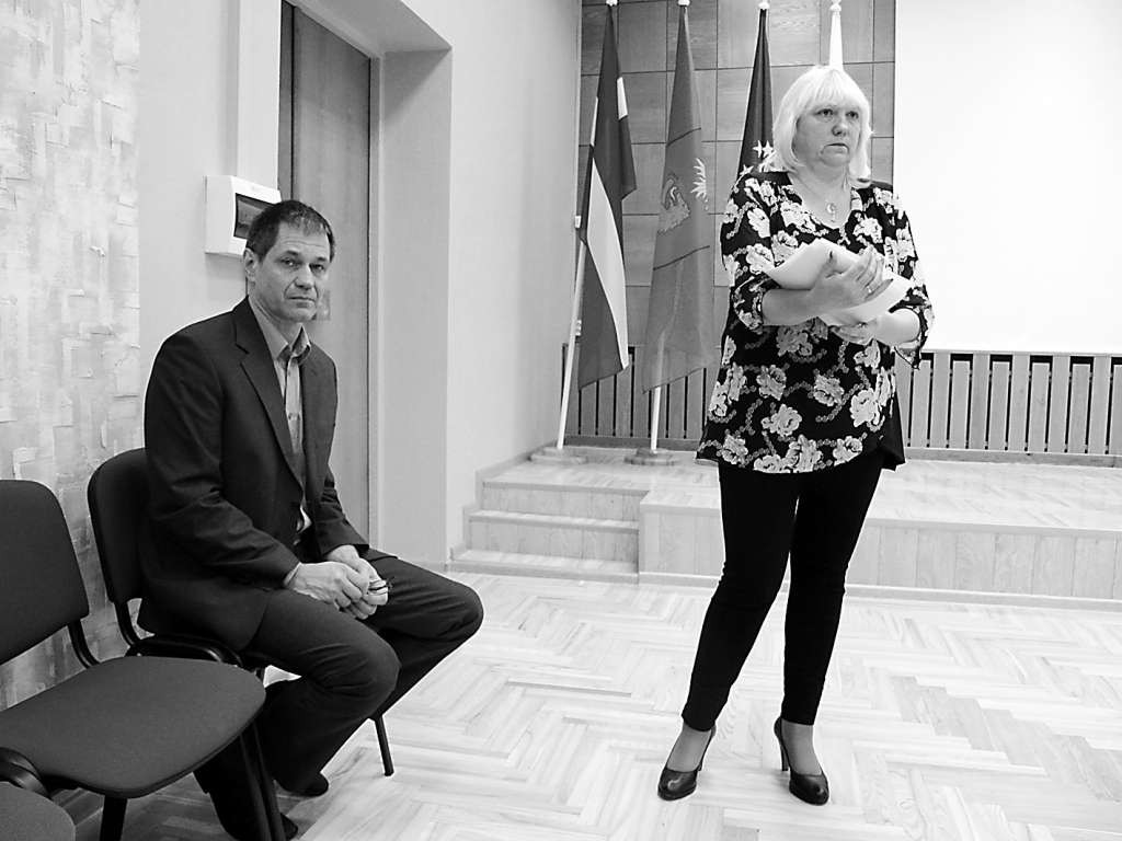 Pirms mazlietotā pasažieru autobusa iegādes Valkas pagasta vajadzībām novada domes izpilddirektors Aivars Cekuls un Grāmatvedības un finanšu nodaļas vadītāja Ilze Grandava deputātiem skaidro, kāpēc ir kavējies iegādes process.                                                                                                                                                            
Autors:  INGA KARPOVA